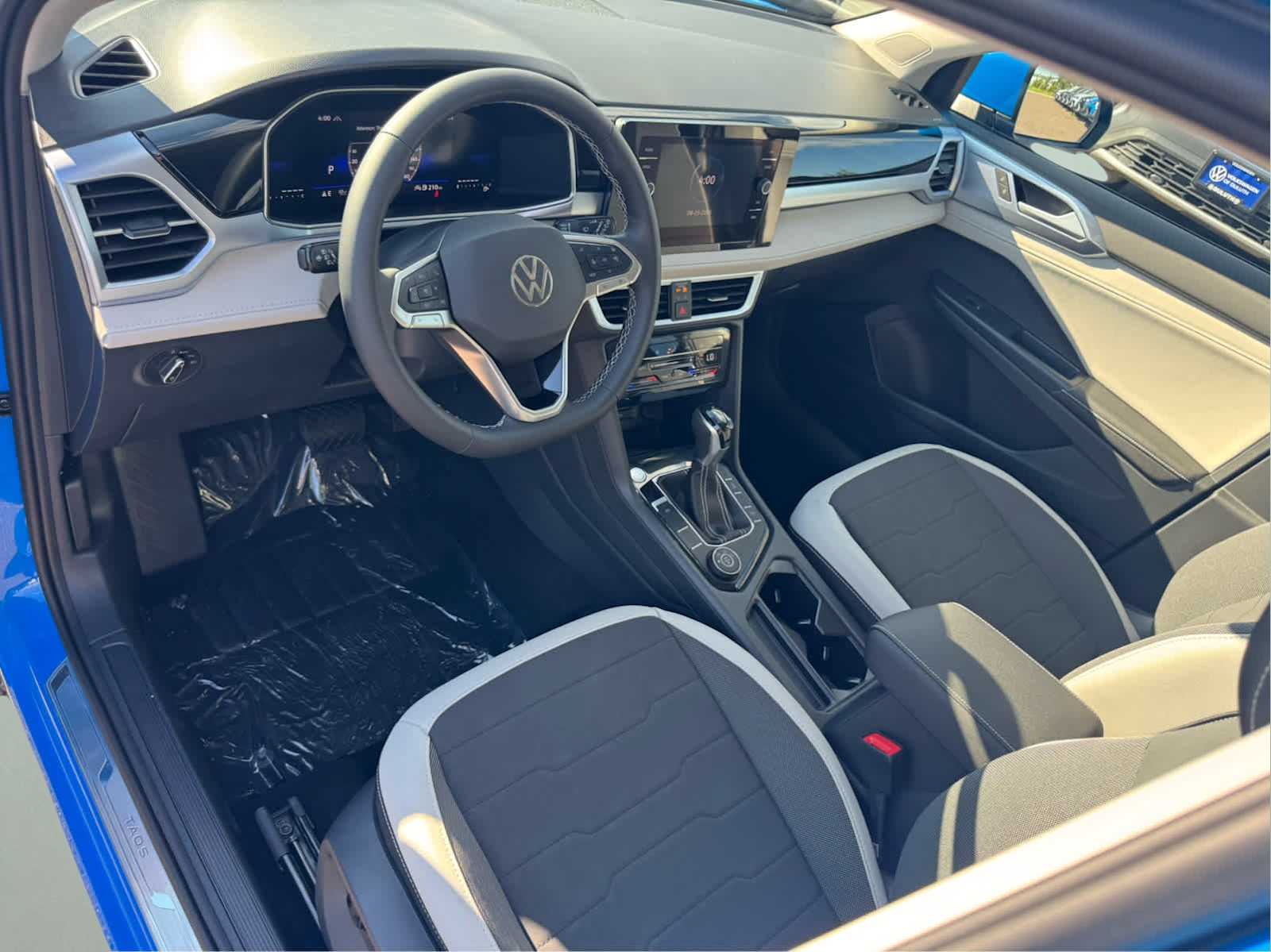 2025 Volkswagen Taos SE photo 10