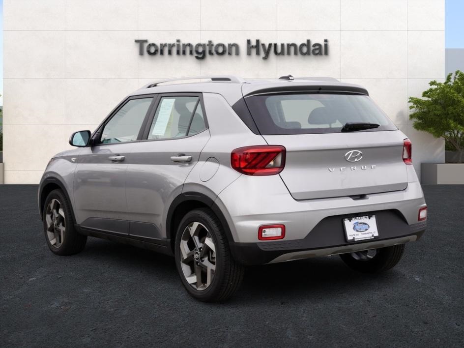 2024 Hyundai Venue SEL photo 4