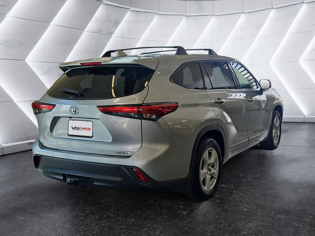 2021 Toyota Highlander LE photo 4