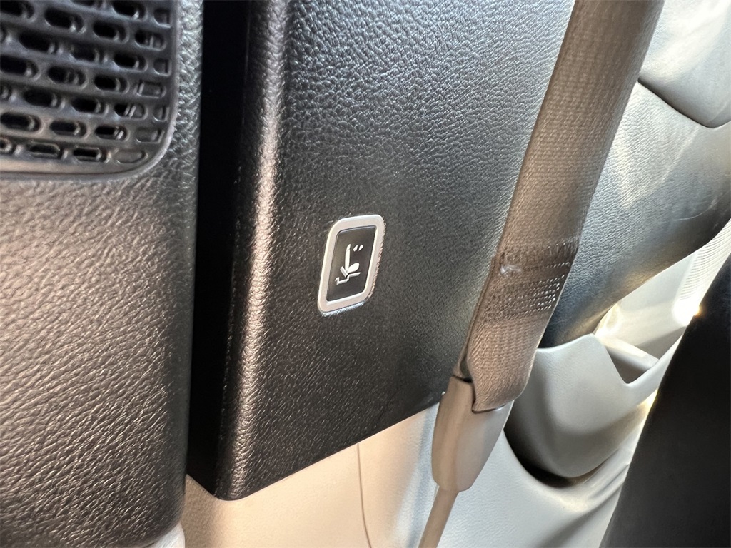 2024 Chrysler Pacifica Touring L photo 17