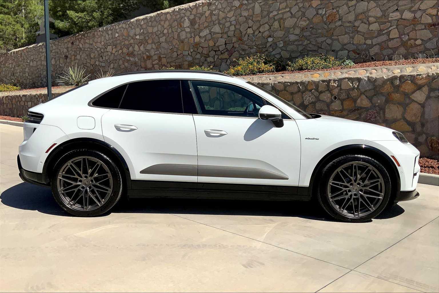 2025 Porsche Macan Electric Turbo photo 7