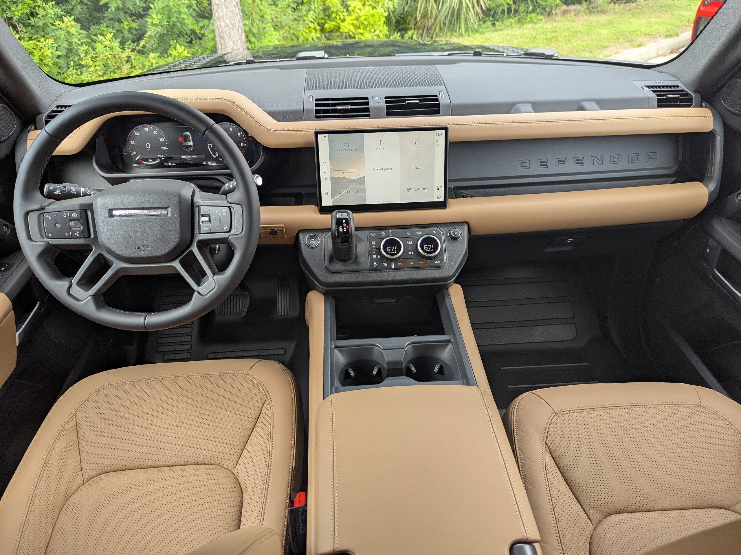 2025 Land Rover Defender 130 S photo 12