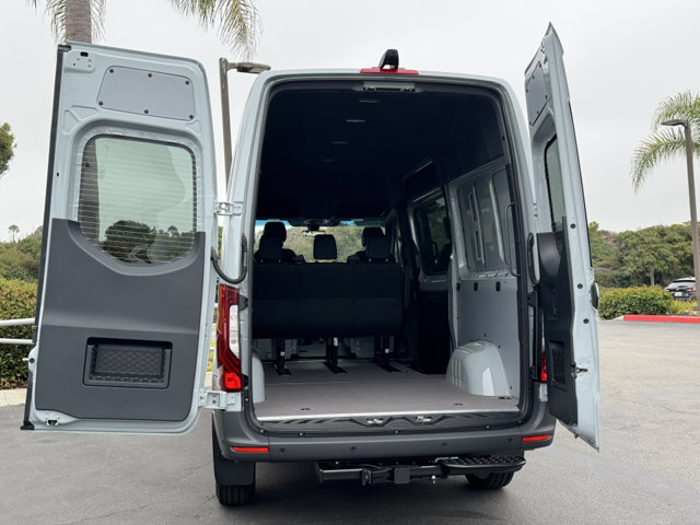 2025 Mercedes Benz Sprinter 2500 photo 2