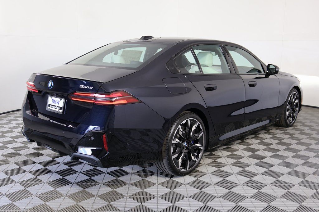 2026 Bmw 550e xDrive photo 2