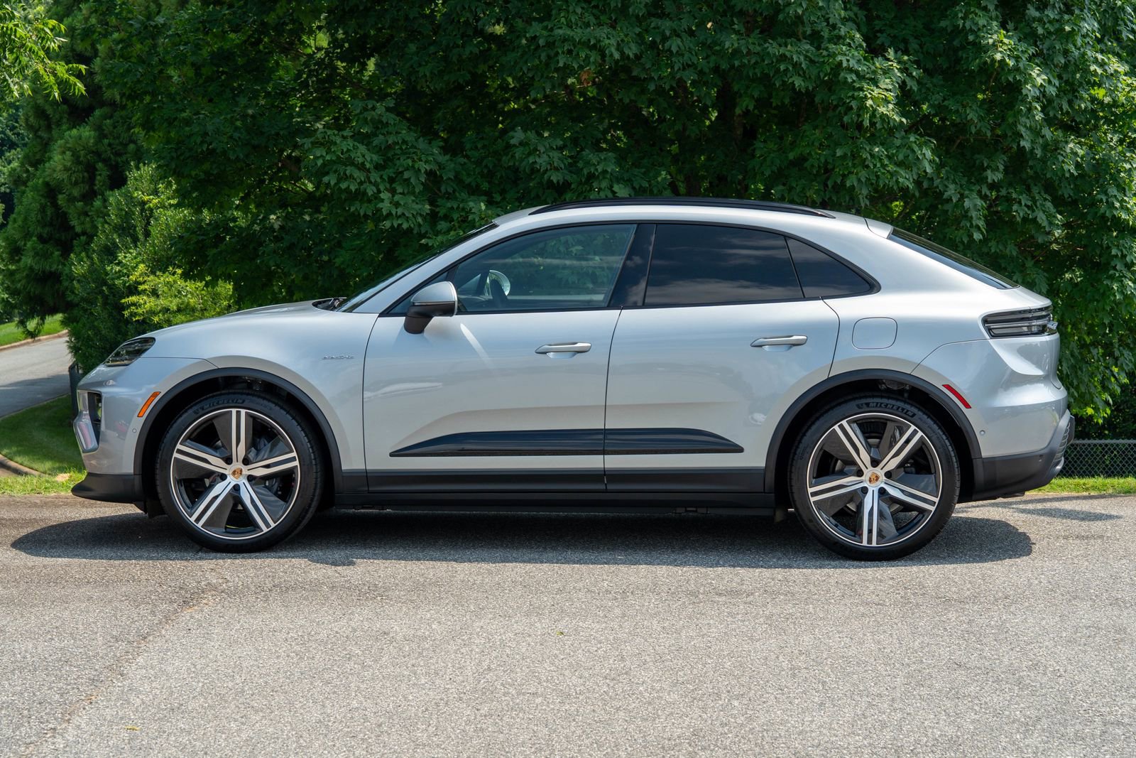 2025 Porsche Macan Electric 4 photo 2