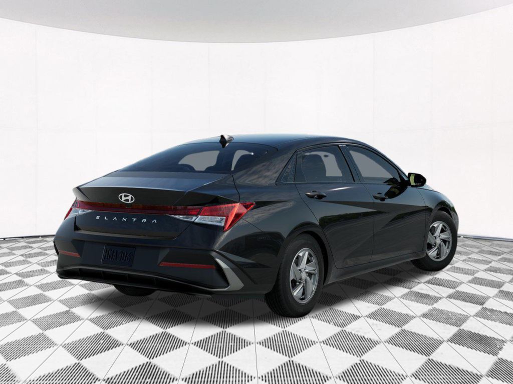 2025 Hyundai Elantra SE photo 3