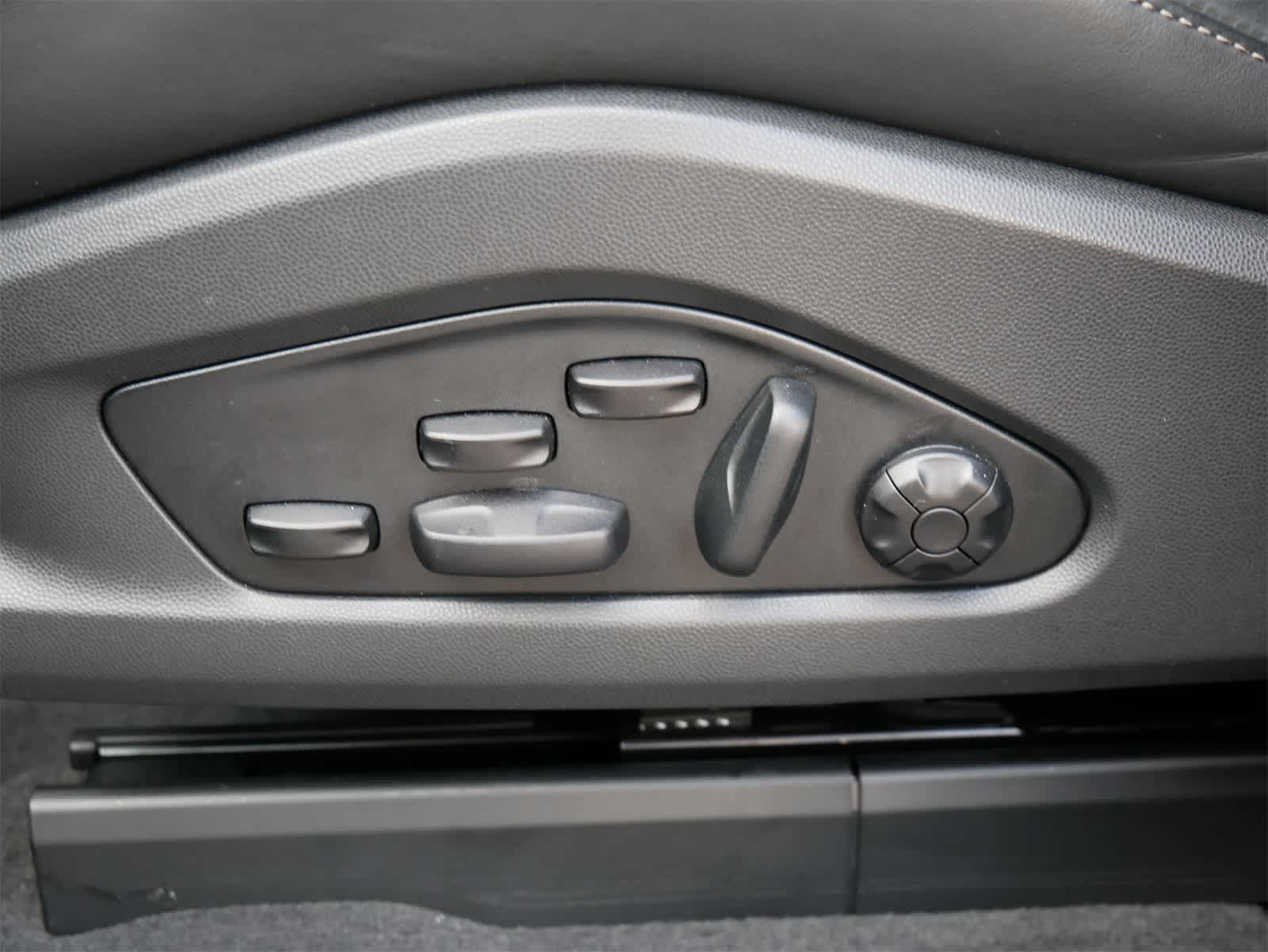 2024 Porsche Macan Electric Turbo photo 12