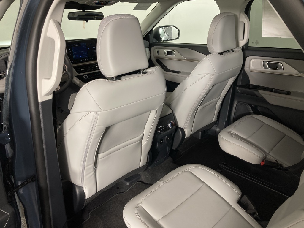 2025 Ford Explorer photo 2