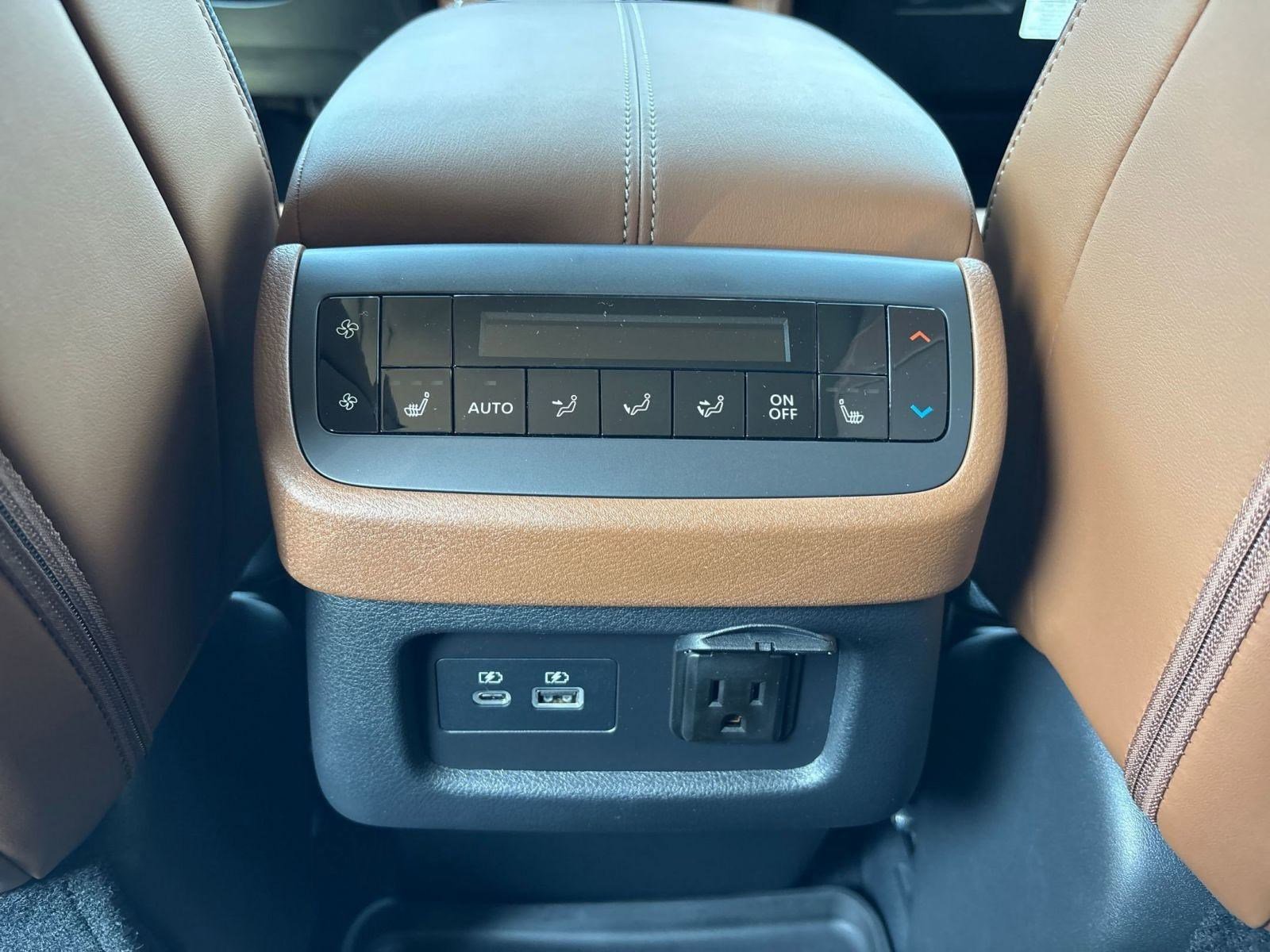 2025 Nissan Pathfinder Platinum photo 24