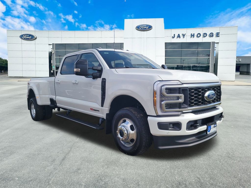 2026 Ford F-350 Super Duty Platinum's photo