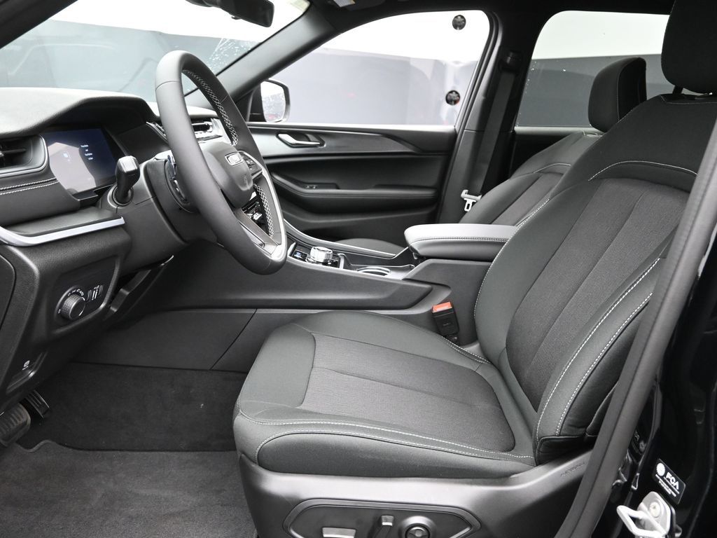 2025 Jeep Grand Cherokee Laredo photo 11