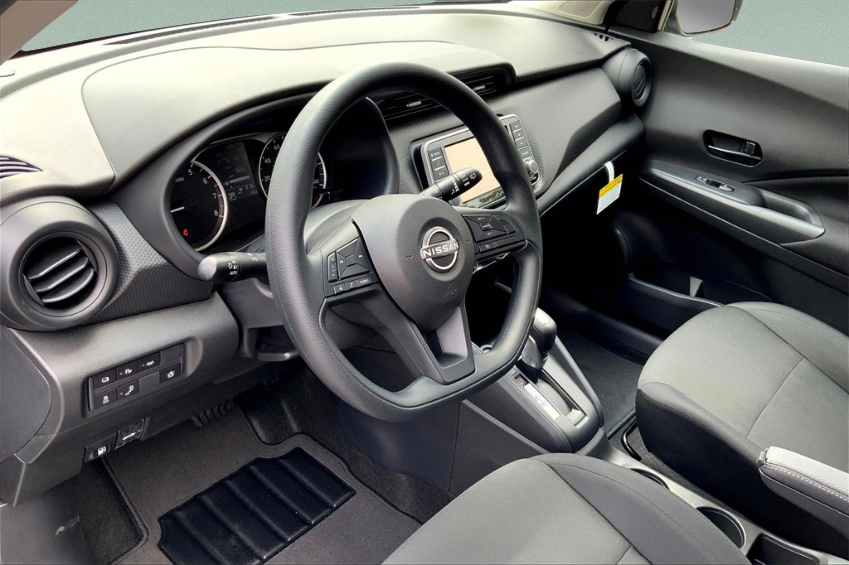 2025 Nissan Kicks Play S photo 4