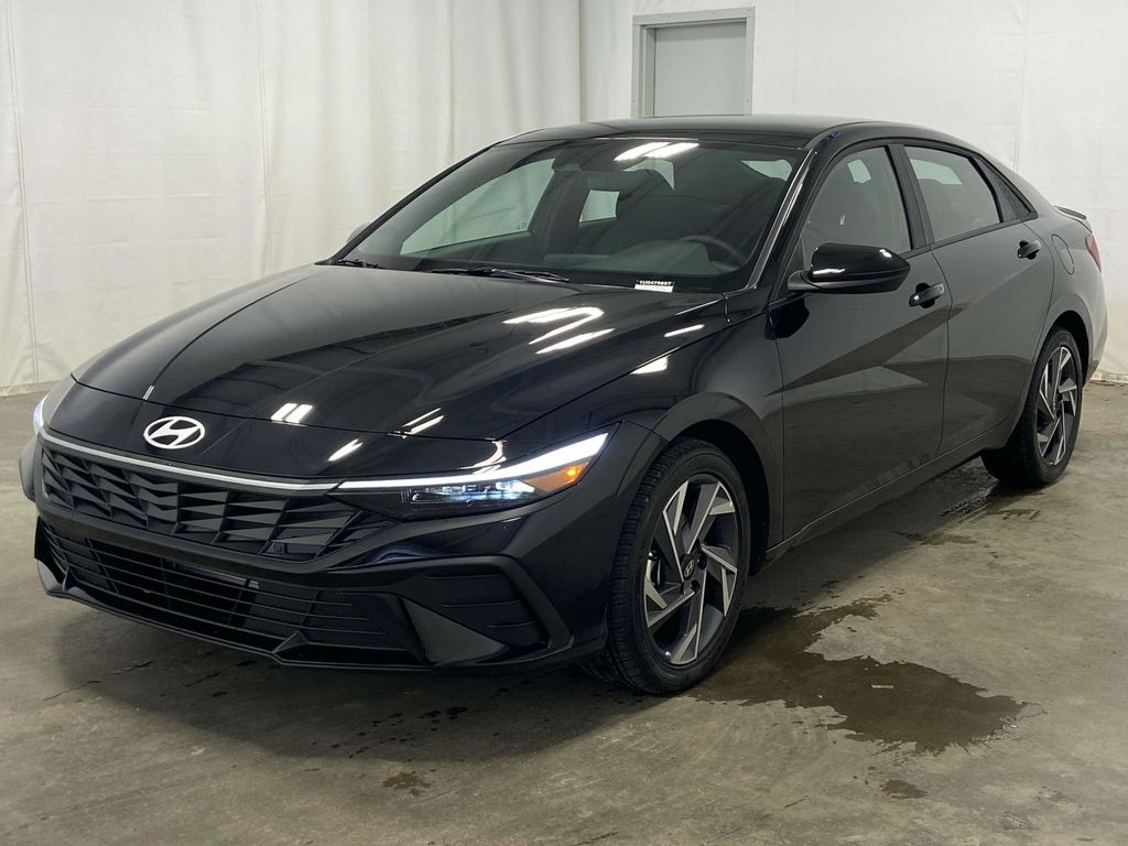 2025 Hyundai Elantra SEL Sport photo 3