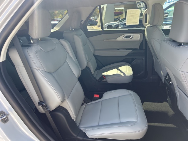 2025 Ford Explorer photo 13
