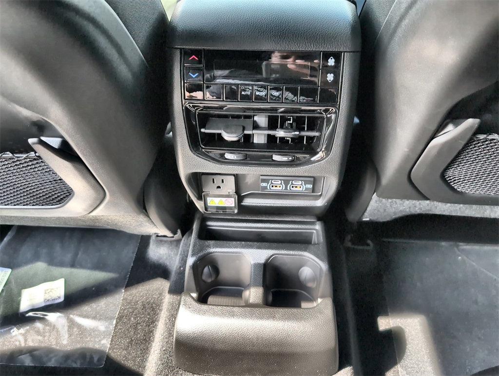 2025 Jeep Grand Cherokee Laredo Altitude photo 23