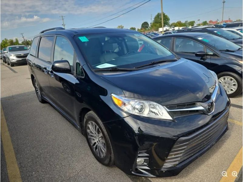 2020 Toyota Sienna XLE photo 4