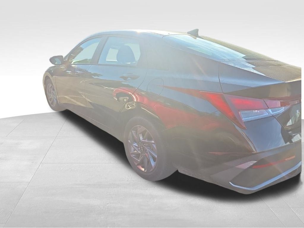 2024 Hyundai Elantra SEL photo 4