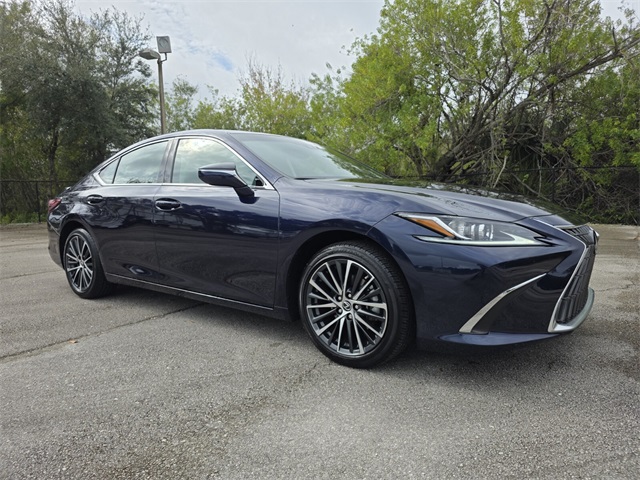 2025 Lexus ES Hybrid 300h's photo