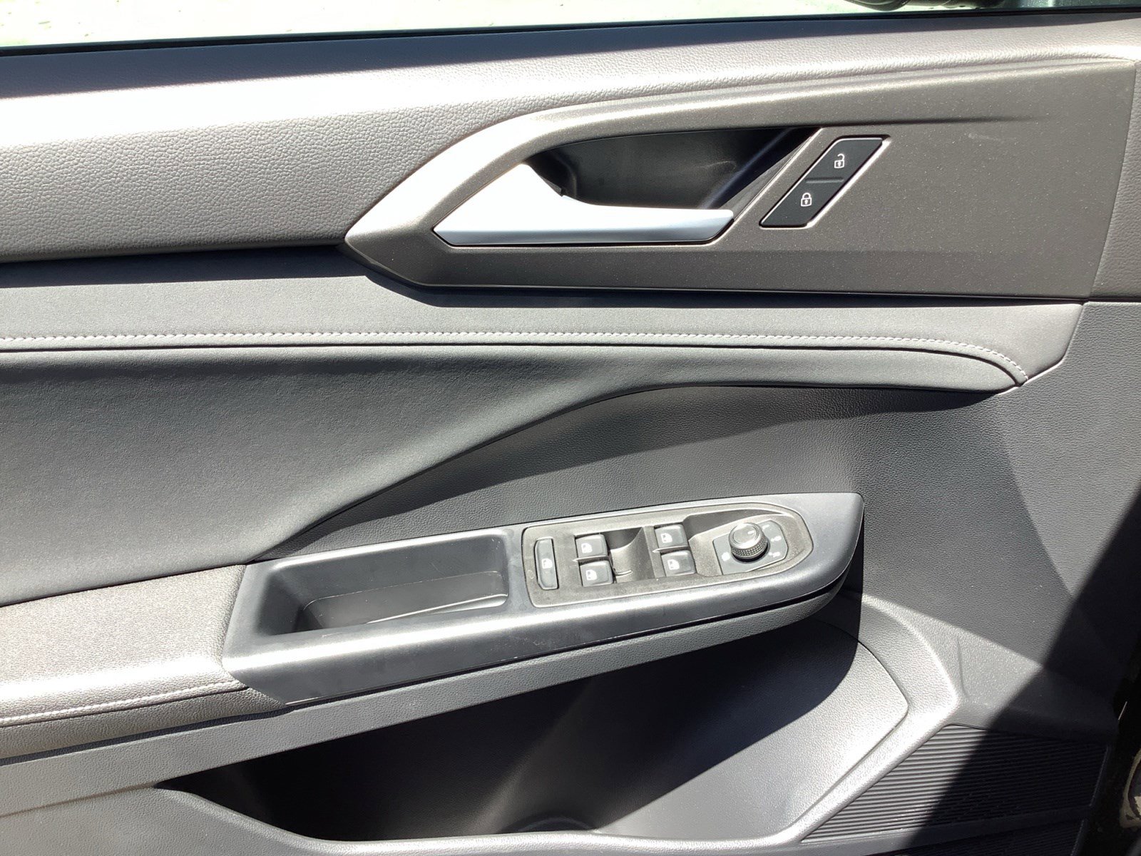 2025 Volkswagen Taos SE photo 24