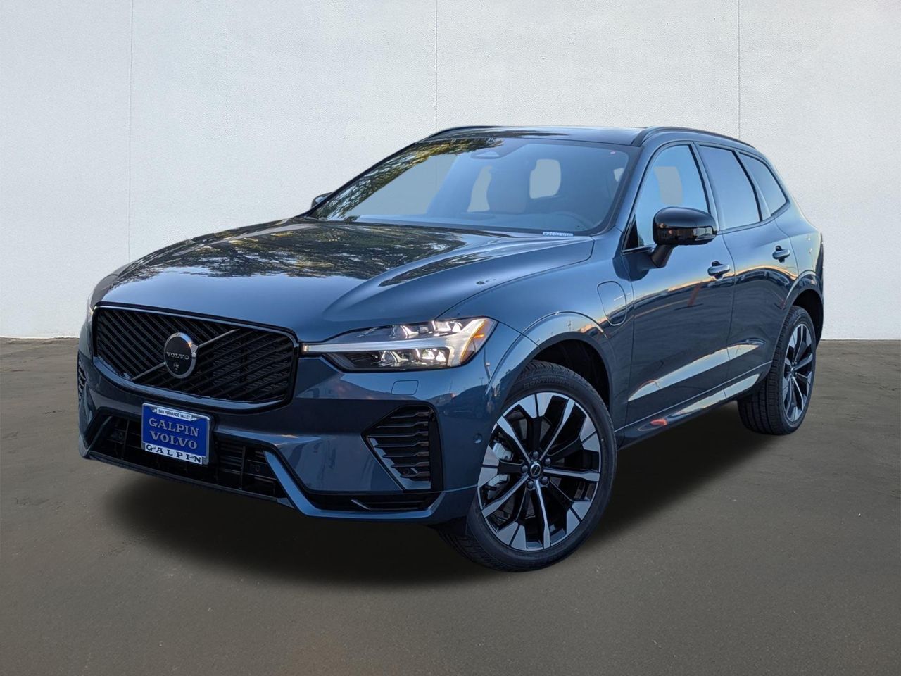 2026 Volvo XC60 Plus's photo