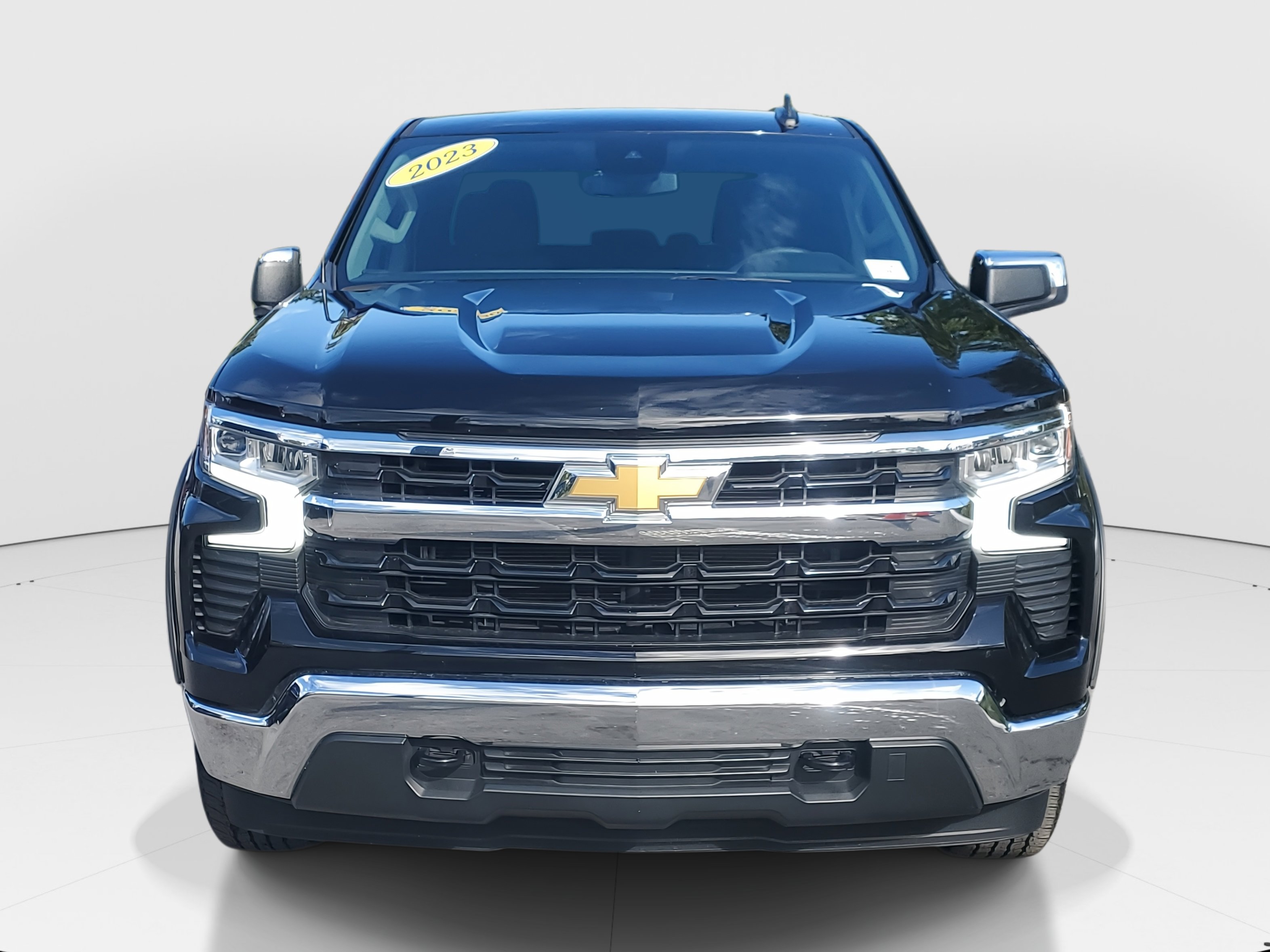 2023 Chevrolet Silverado 1500 LT photo 2