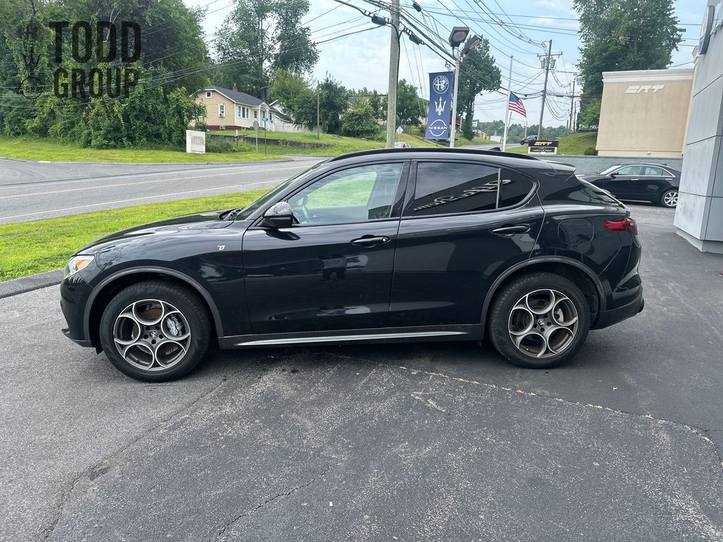 2022 Alfa Romeo Stelvio Ti photo 2