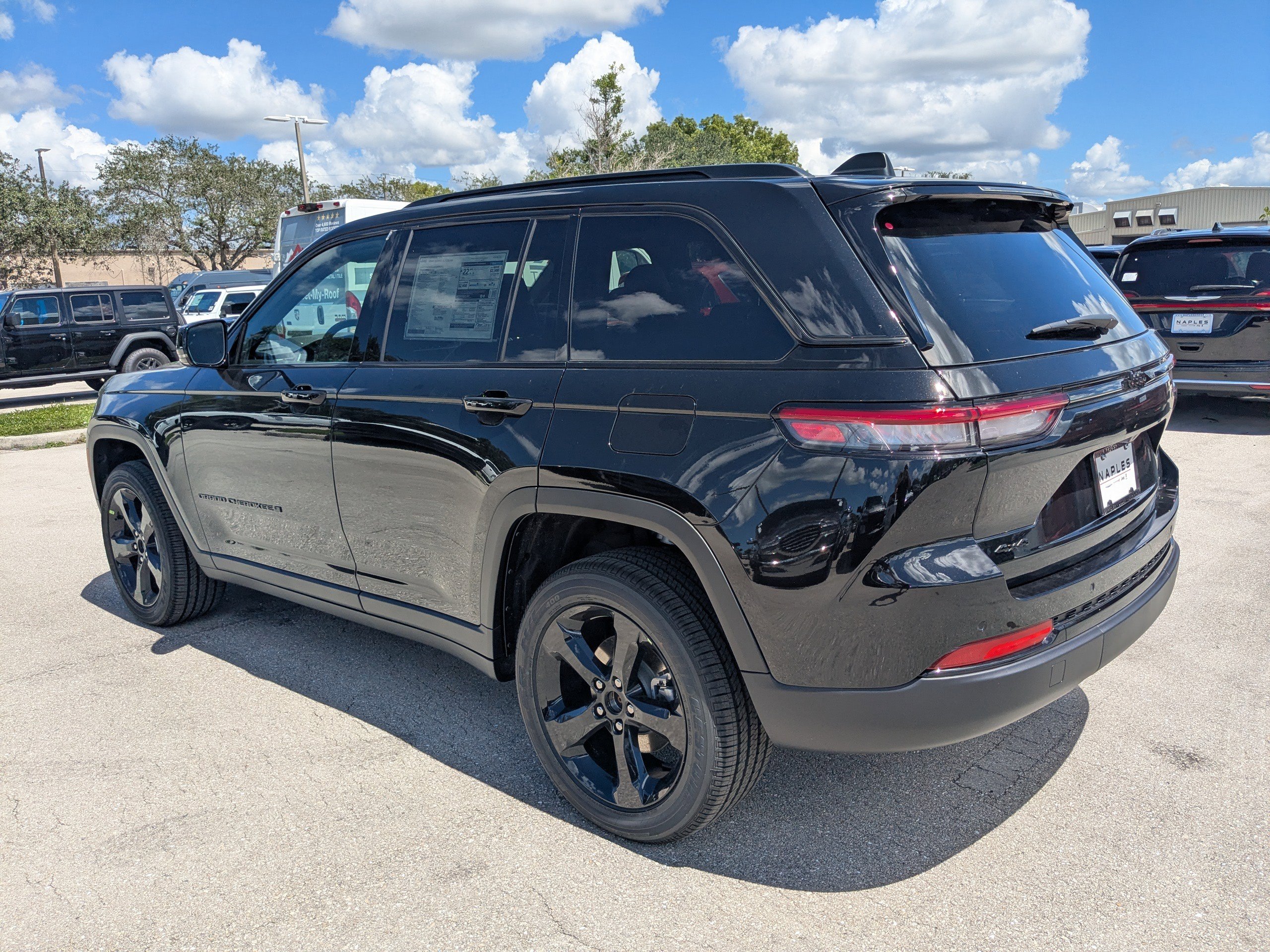 2025 Jeep Grand Cherokee Altitude photo 3