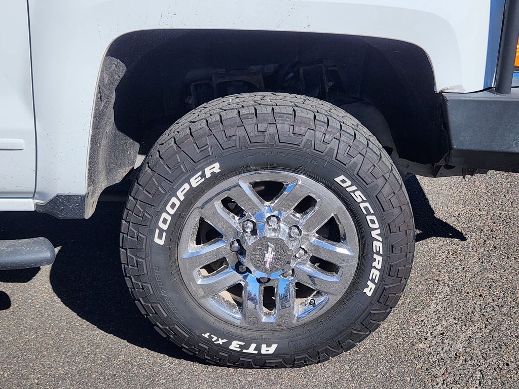 2016 Chevrolet Silverado 3500HD LT photo 9