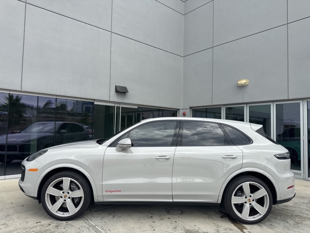 2022 Porsche Cayenne Platinum Edition photo 4