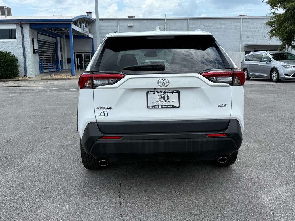 2023 Toyota RAV4 XLE photo 3