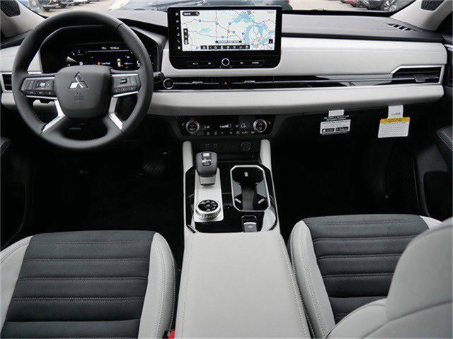 2025 Mitsubishi Outlander SE photo 5