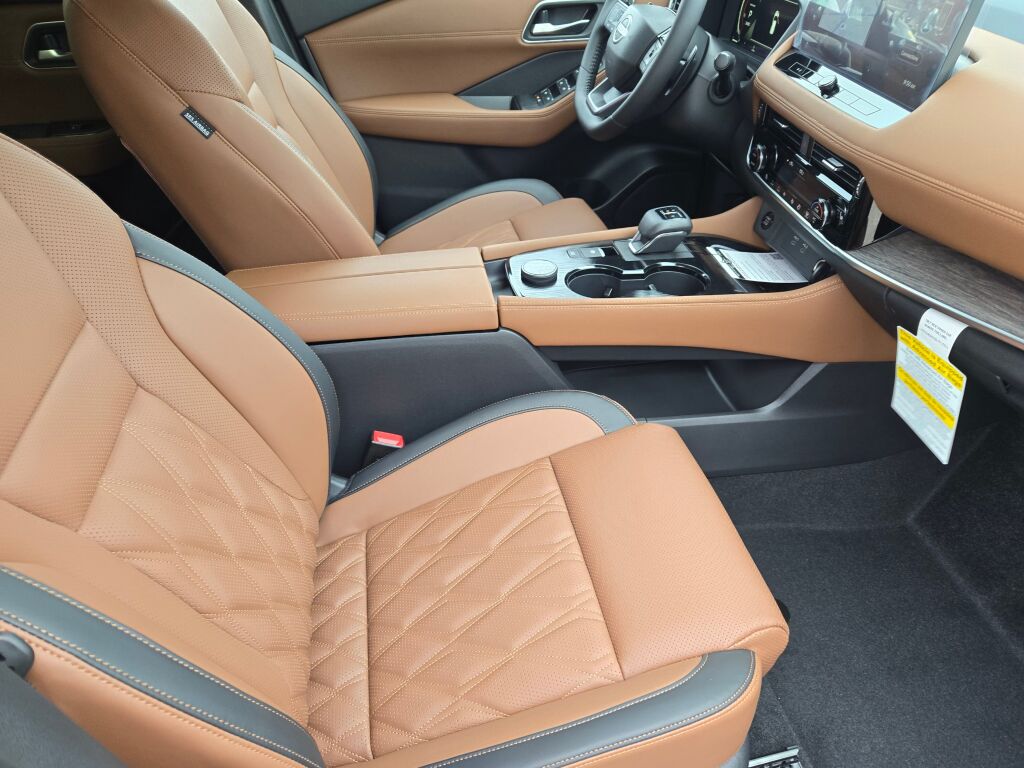 2026 Nissan Rogue Platinum photo 3