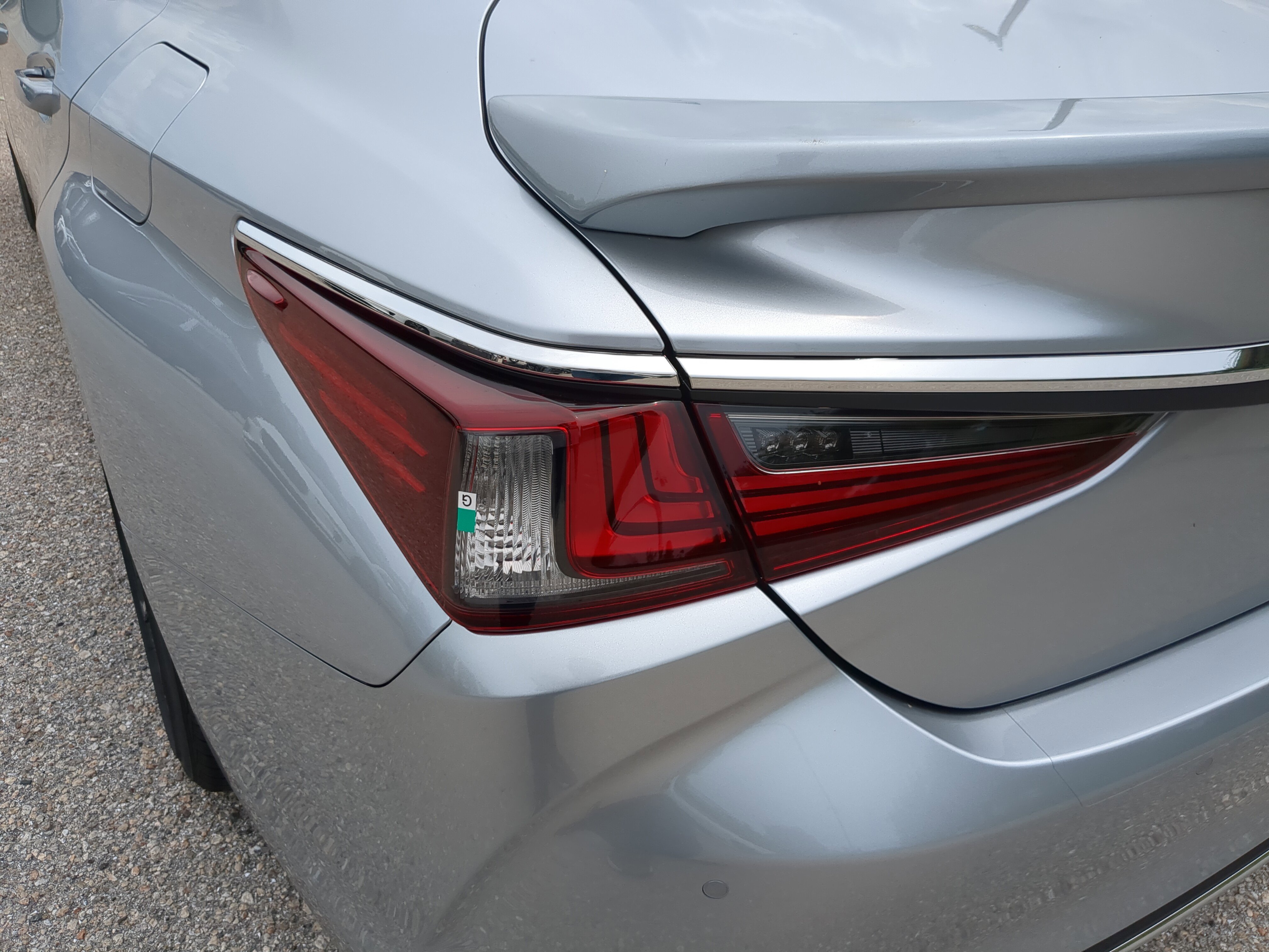 2025 Lexus ES 300h photo 10