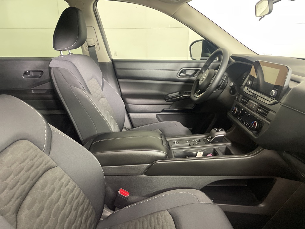 2025 Nissan Pathfinder S photo 13