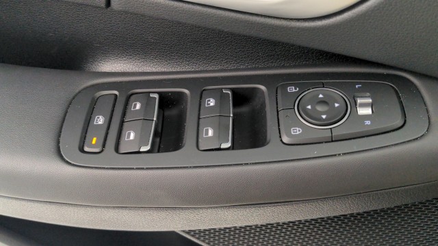 Used 2022  Hyundai SE image 24