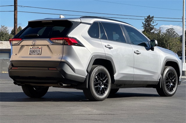 2022 Toyota RAV4 XLE photo 3