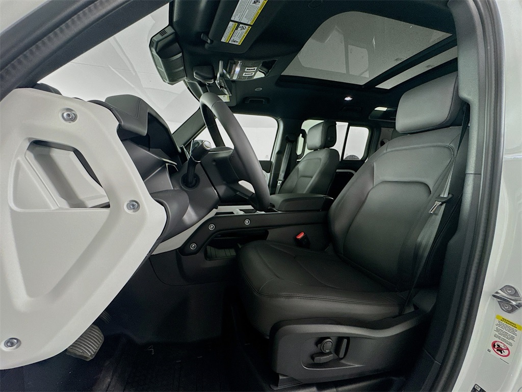 2025 Land Rover Defender 110 X-Dynamic SE photo 15
