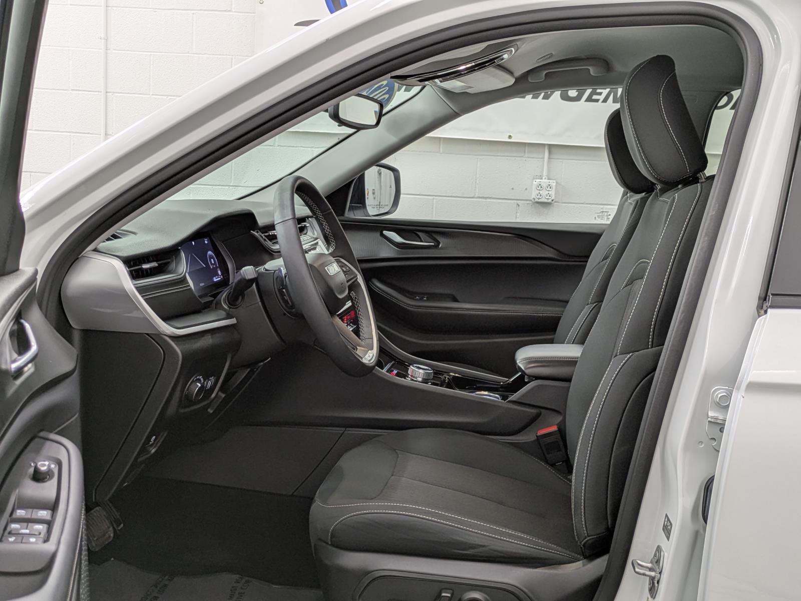 2023 Jeep Grand Cherokee Laredo photo 3