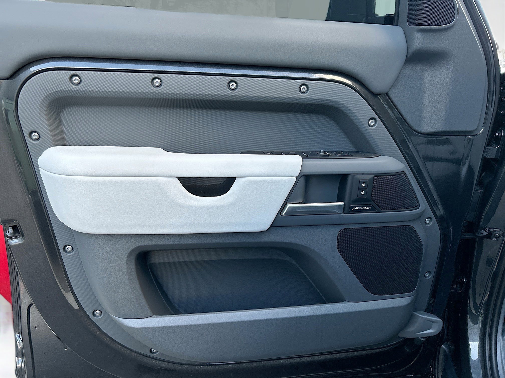 2025 Land Rover Defender 110 S photo 13