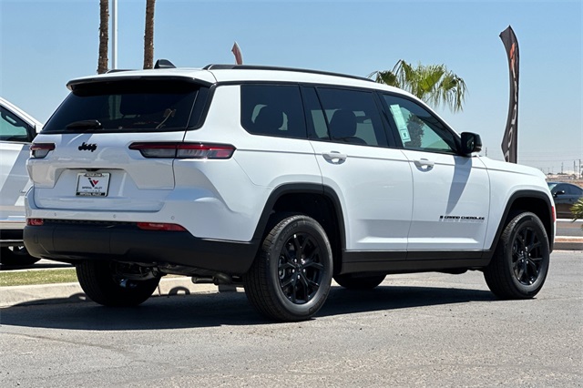 2025 Jeep Grand Cherokee Altitude photo 3