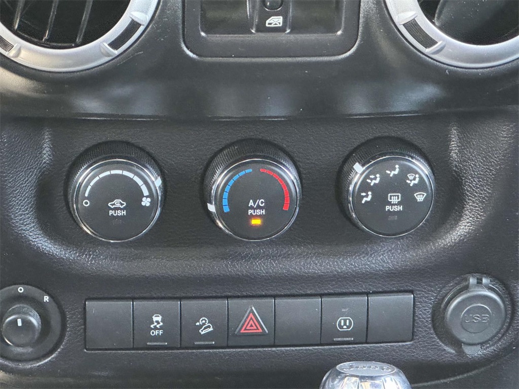 2015 Jeep Wrangler Unlimited Sahara photo 4