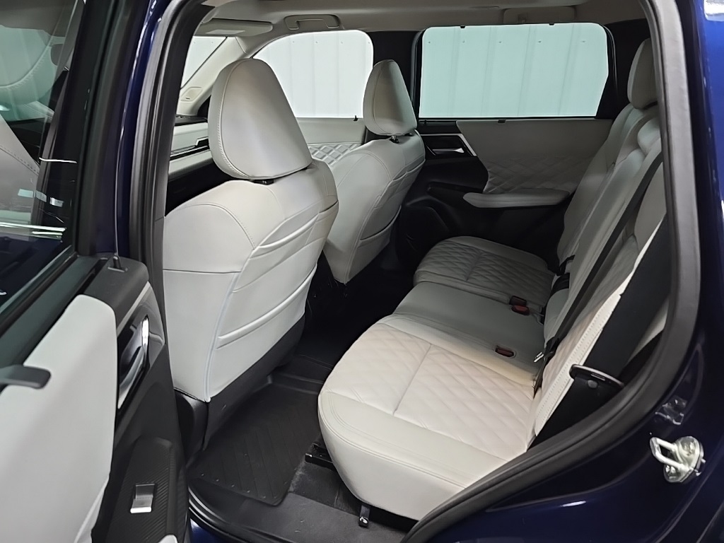 2023 Mitsubishi Outlander PHEV SEL photo 29