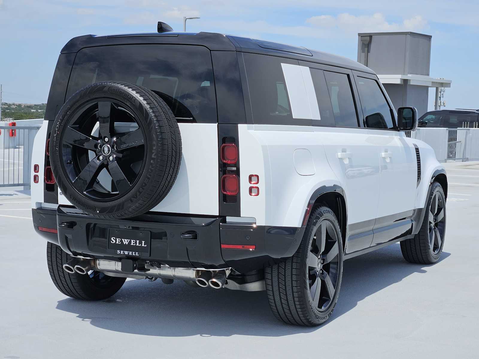 2025 Land Rover Defender 110 X-Dynamic SE photo 5