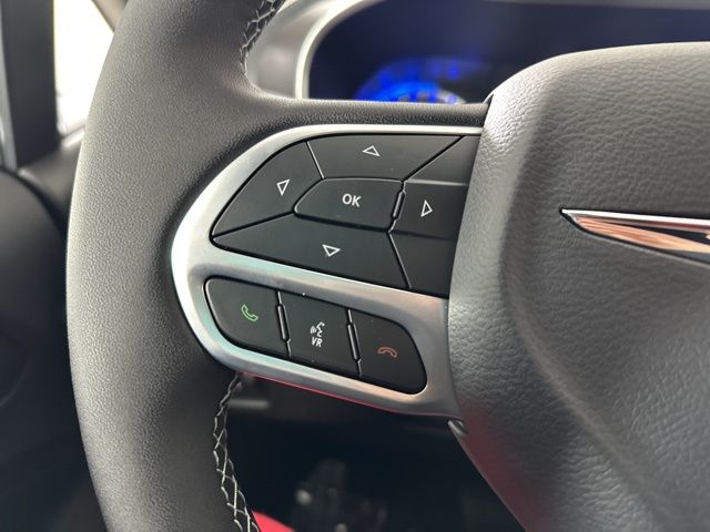 2025 Chrysler Pacifica photo 7
