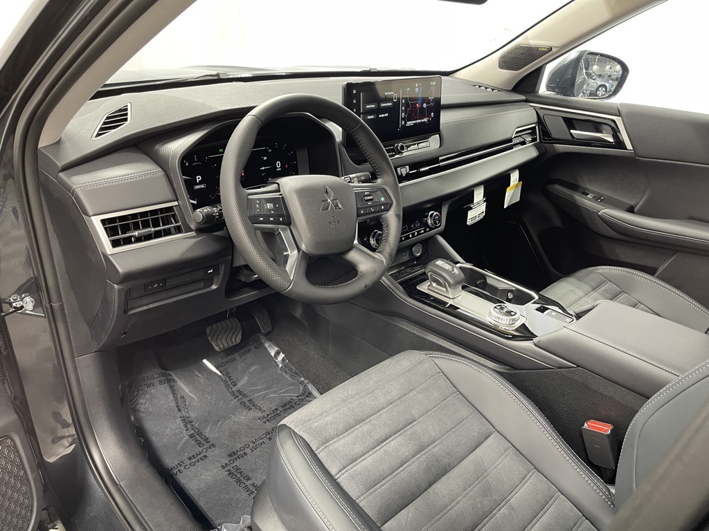 2025 Mitsubishi Outlander SE photo 18