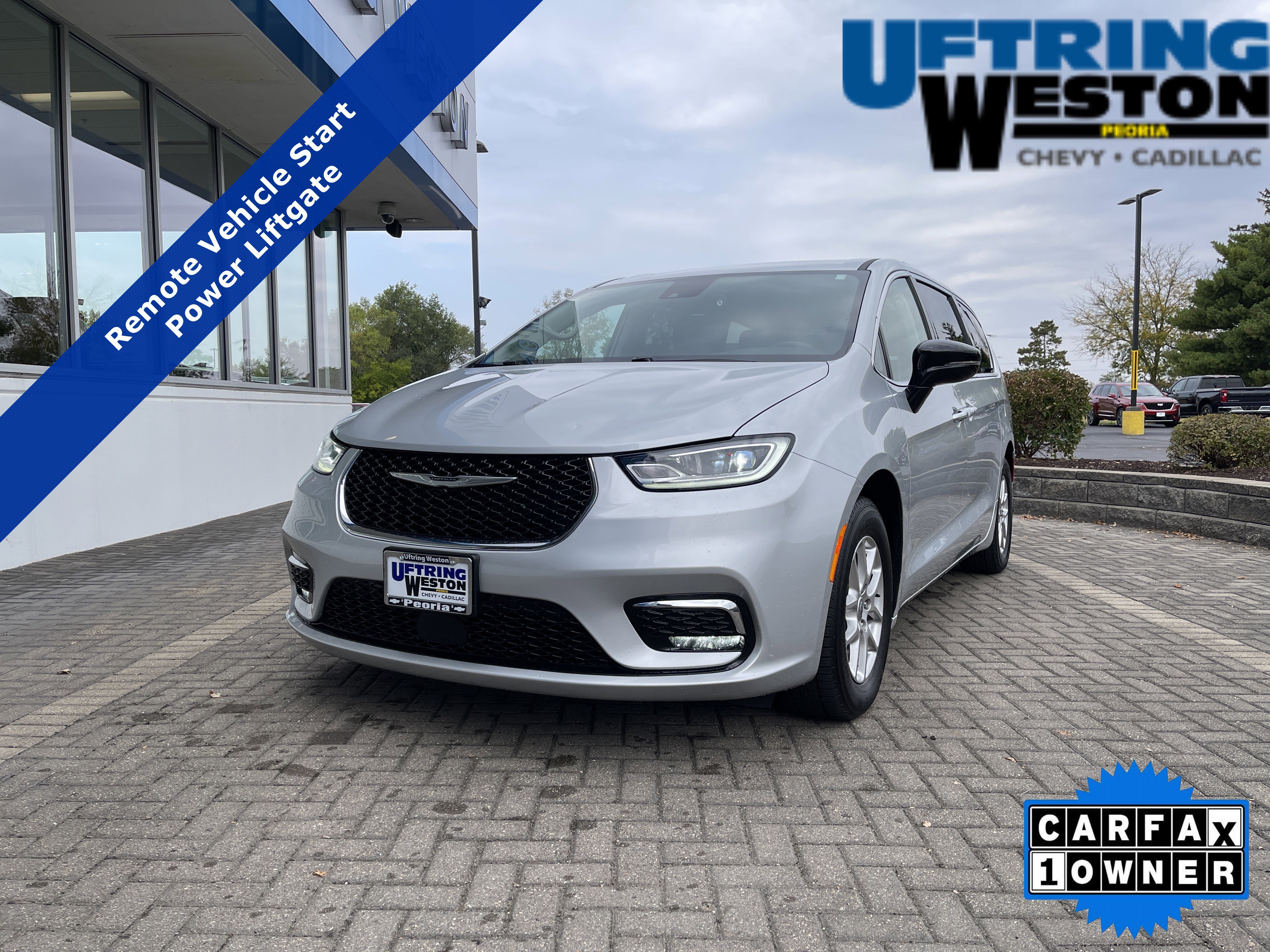 2024 Chrysler Pacifica Touring L's photo