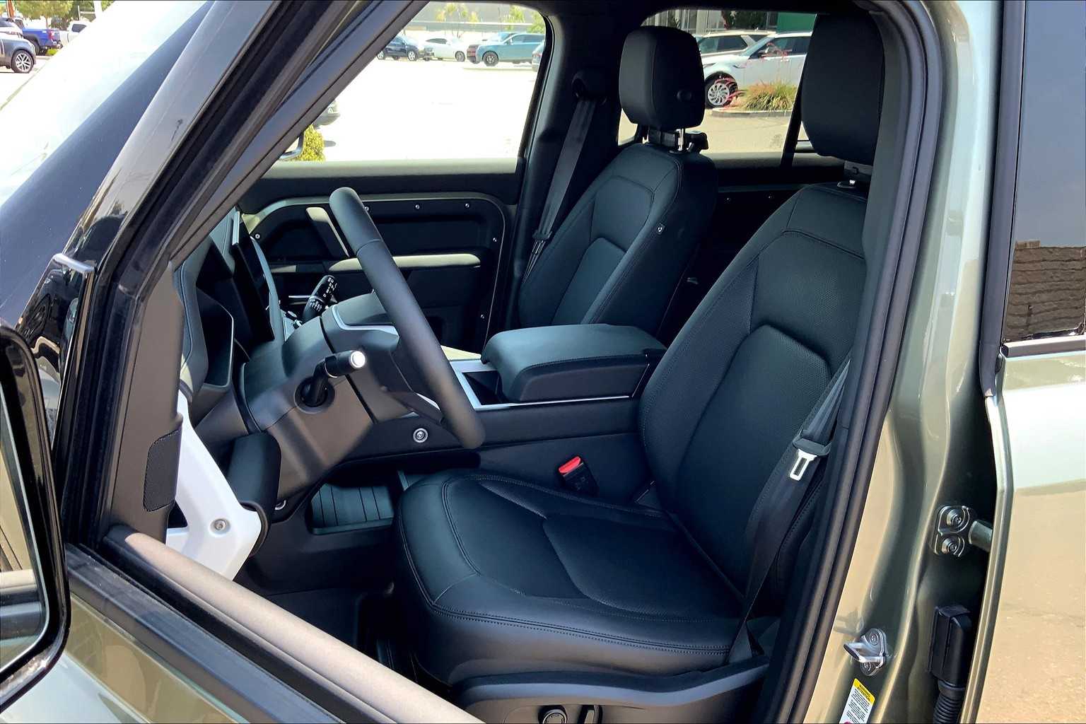 2025 Land Rover Defender X-Dynamic SE photo 9