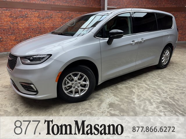 2024 Chrysler Pacifica Touring L's photo