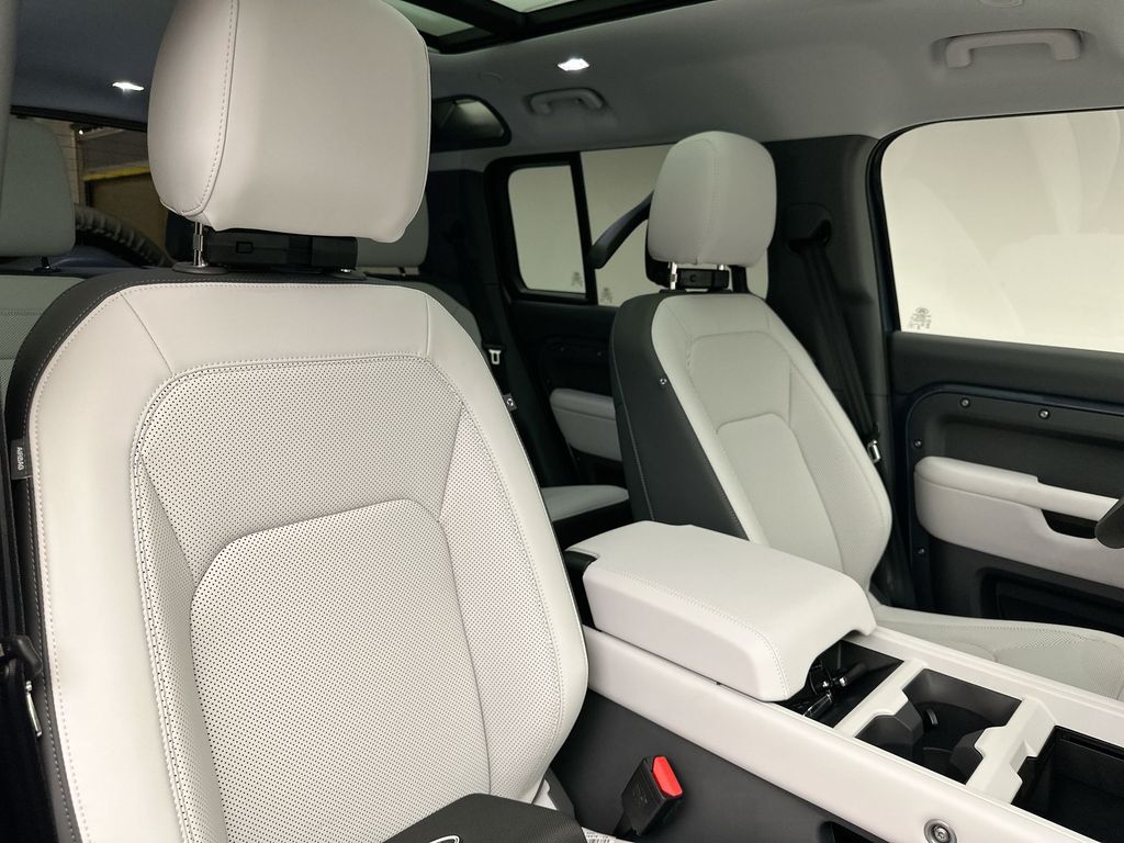 2026 Land Rover Defender 110 photo 5