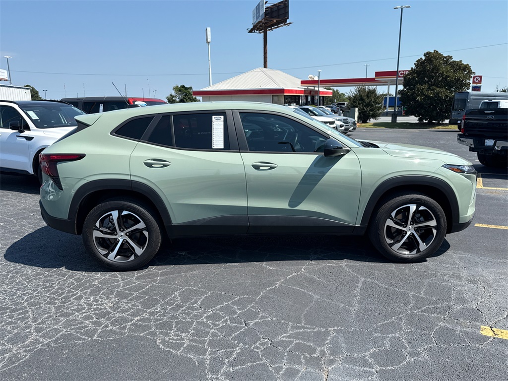 2024 Chevrolet Trax photo 2